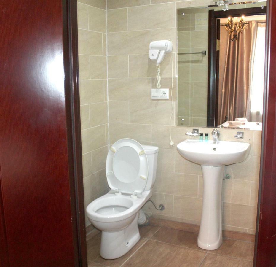 Vita Plaza Tbilisi Esterno foto
